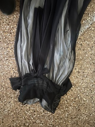 Vestido de fiesta negro elegante con pedrería