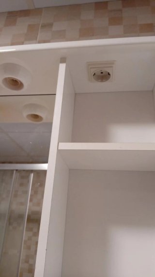 Mueble de baño con focos, espejo y almacenaje