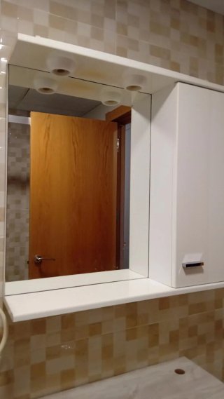 Mueble de baño con focos, espejo y almacenaje