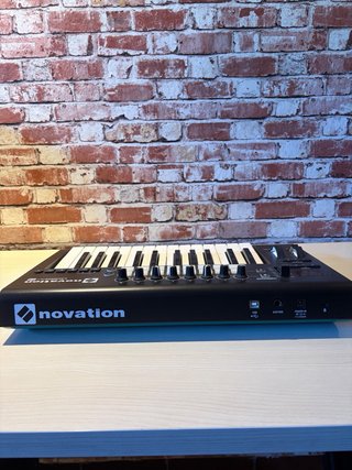 Teclado MIDI Novation Launchkey