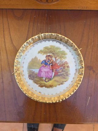Plato decorativo antiguo pareja dorada