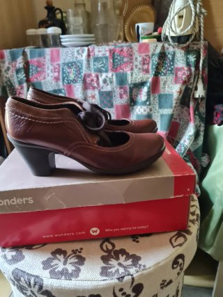 Zapatos de piel marrones con tacón