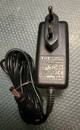 Adaptadores AC/DC distintos voltajes y amperajes.