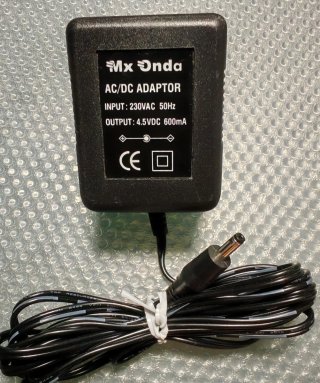 Adaptadores AC/DC distintos voltajes y amperajes.