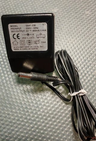 Adaptadores AC/DC distintos voltajes y amperajes.