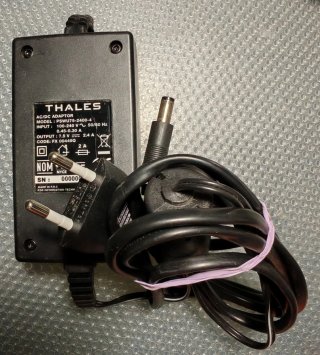 Adaptadores AC/DC distintos voltajes y amperajes.