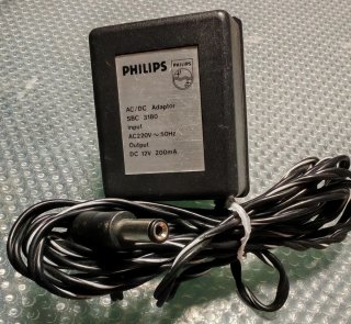 Adaptadores AC/DC distintos voltajes y amperajes.