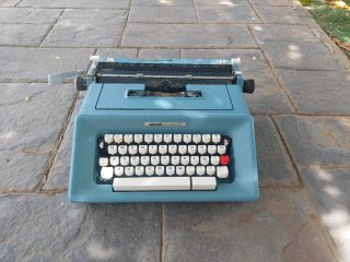 Máquina de escribir Olivetti Studio 46 azul