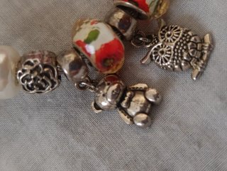 Pulseira com pingentes urso, coruja e flor