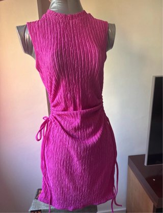 Vestido rosa fruncido con abertura