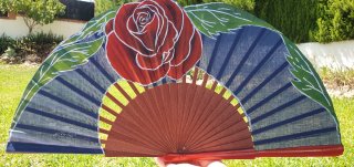 Abanico pintado a mano con rosa