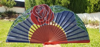 Abanico pintado a mano con rosa