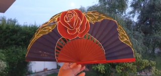 Abanico pintado a mano con rosa