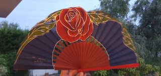 Abanico pintado a mano con rosa
