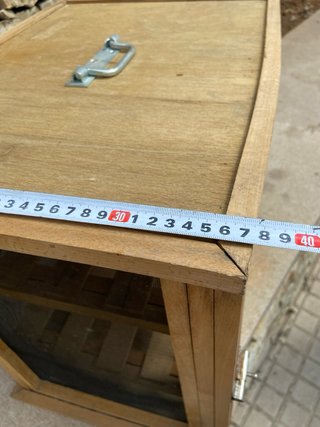 Quesera de madera con rejilla