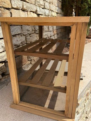 Quesera de madera con rejilla
