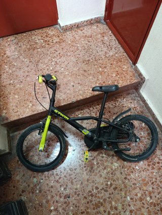 Lote de bicicletas y triciclo