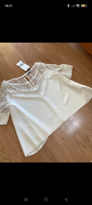 Blusa blanca de Zara combinada con Encaje