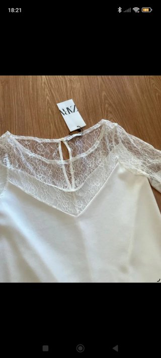 Blusa blanca de Zara combinada con Encaje