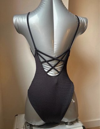 Traje de baño negro con tiras cruzadas