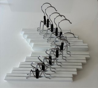 Perchas de clip de madera blanca y metal