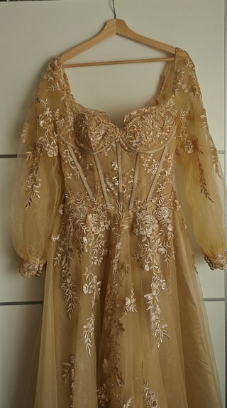 Vestido de fiesta romántico beige/dorado