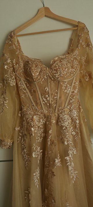 Vestido de fiesta romántico beige/dorado