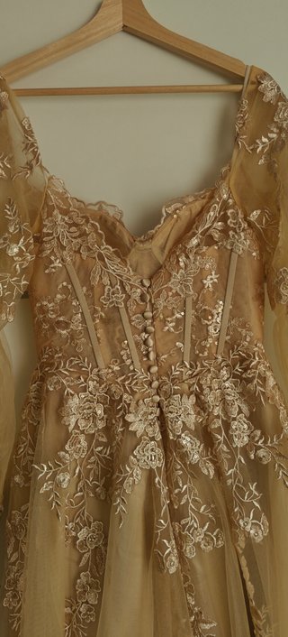 Vestido de fiesta romántico beige/dorado