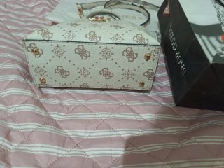 Bolso Guess Beige y Dorado