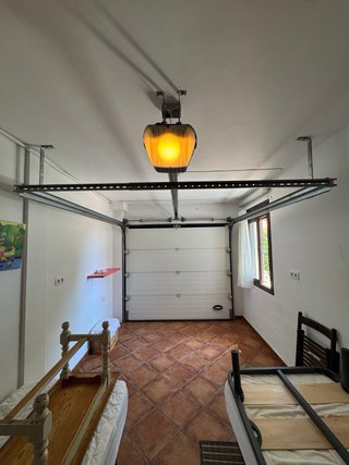 Puerta de garaje automática con motor