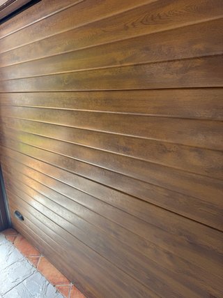 Puerta de garaje automática con motor