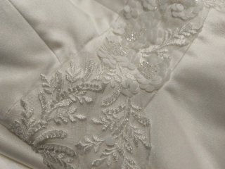 Vestido de Novia Blanco con Cola y Velo