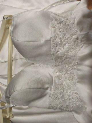 Vestido de Novia Blanco con Cola y Velo