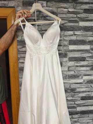 Vestido de Novia Blanco con Cola y Velo