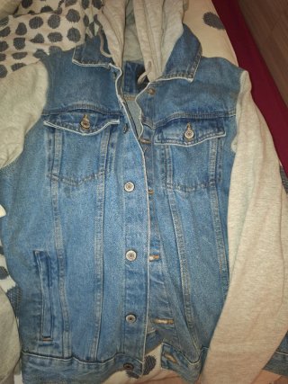 Chaqueta vaquera con capucha gris