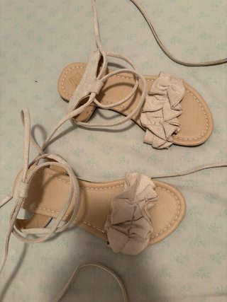 Sandalias beige con tiras y volantes