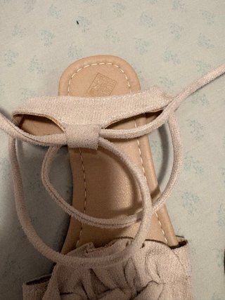 Sandalias beige con tiras y volantes