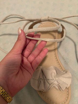Sandalias beige con tiras y volantes