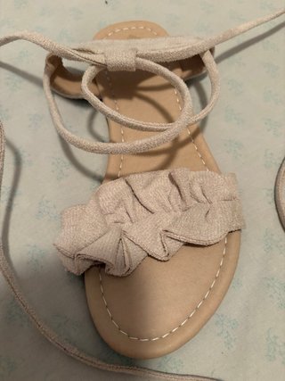 Sandalias beige con tiras y volantes