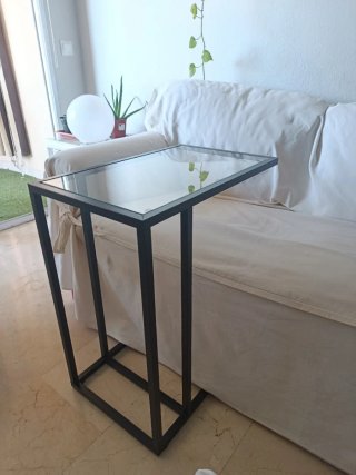 Mesa auxiliar Ikea cristal y metal negra