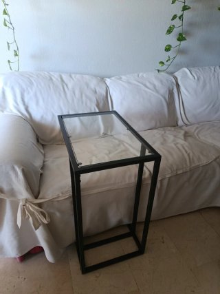Mesa auxiliar Ikea cristal y metal negra