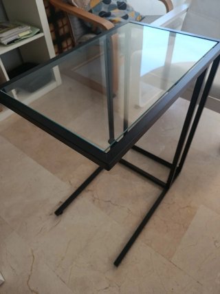 Mesa auxiliar Ikea cristal y metal negra