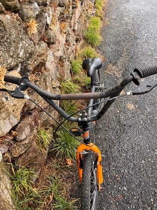 Bicicleta BMX Negra y Naranja