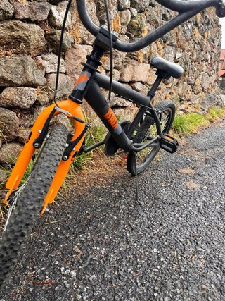 Bicicleta BMX Negra y Naranja
