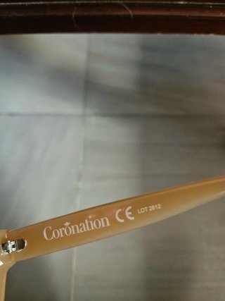 Gafas de sol marrones y doradas