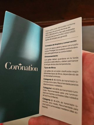 Gafas de sol marrones y doradas