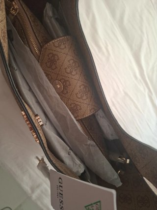 Bolso Guess beige y marrón con logo