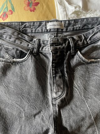 Vaqueros grises y blancos rotos