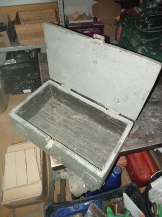 Caja antigua de madera y metal
