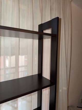 Estantería negra de madera